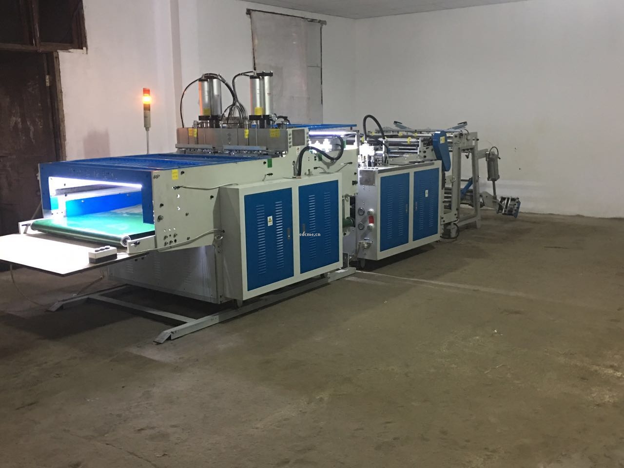 超高速制袋機(jī) 超市購物袋制袋機(jī)一、特點(diǎn)：本機(jī)以HDPE、LDPE筒膜為原料，是制作超市袋、背心袋、馬甲袋、市場袋的理想設(shè)備，本機(jī)具有節(jié)省人工、降低成本、一次成型、故障率低、產(chǎn)量高等特點(diǎn)，良好性能的色標(biāo)跟蹤儀，使封切長度更準(zhǔn)確，誤差更小。采用先進(jìn)的電腦，長度調(diào)整方便，精確。