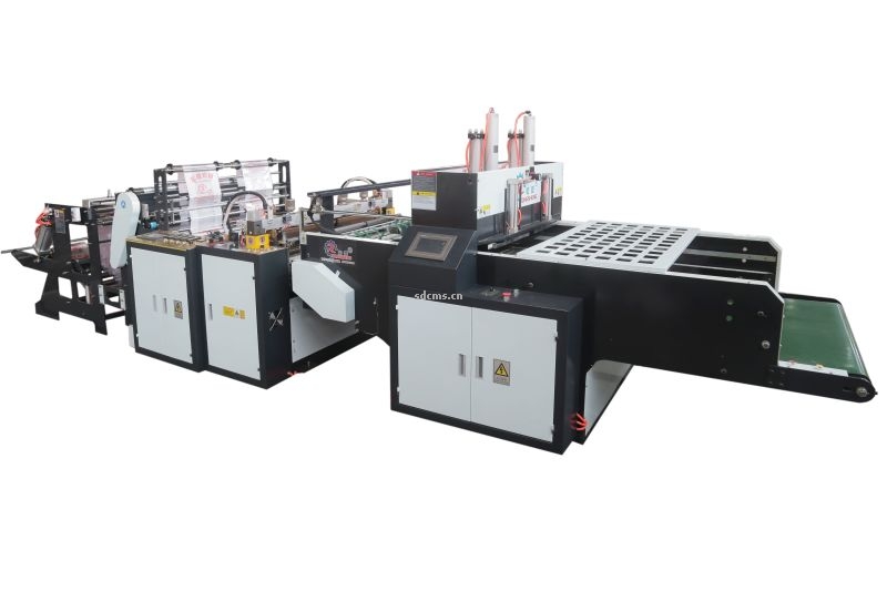 超高速制袋機(jī) 超市購物袋制袋機(jī)一、特點(diǎn)：本機(jī)以HDPE、LDPE筒膜為原料，是制作超市袋、背心袋、馬甲袋、市場袋的理想設(shè)備，本機(jī)具有節(jié)省人工、降低成本、一次成型、故障率低、產(chǎn)量高等特點(diǎn)，良好性能的色標(biāo)跟蹤儀，使封切長度更準(zhǔn)確，誤差更小。采用先進(jìn)的電腦，長度調(diào)整方便，精確。